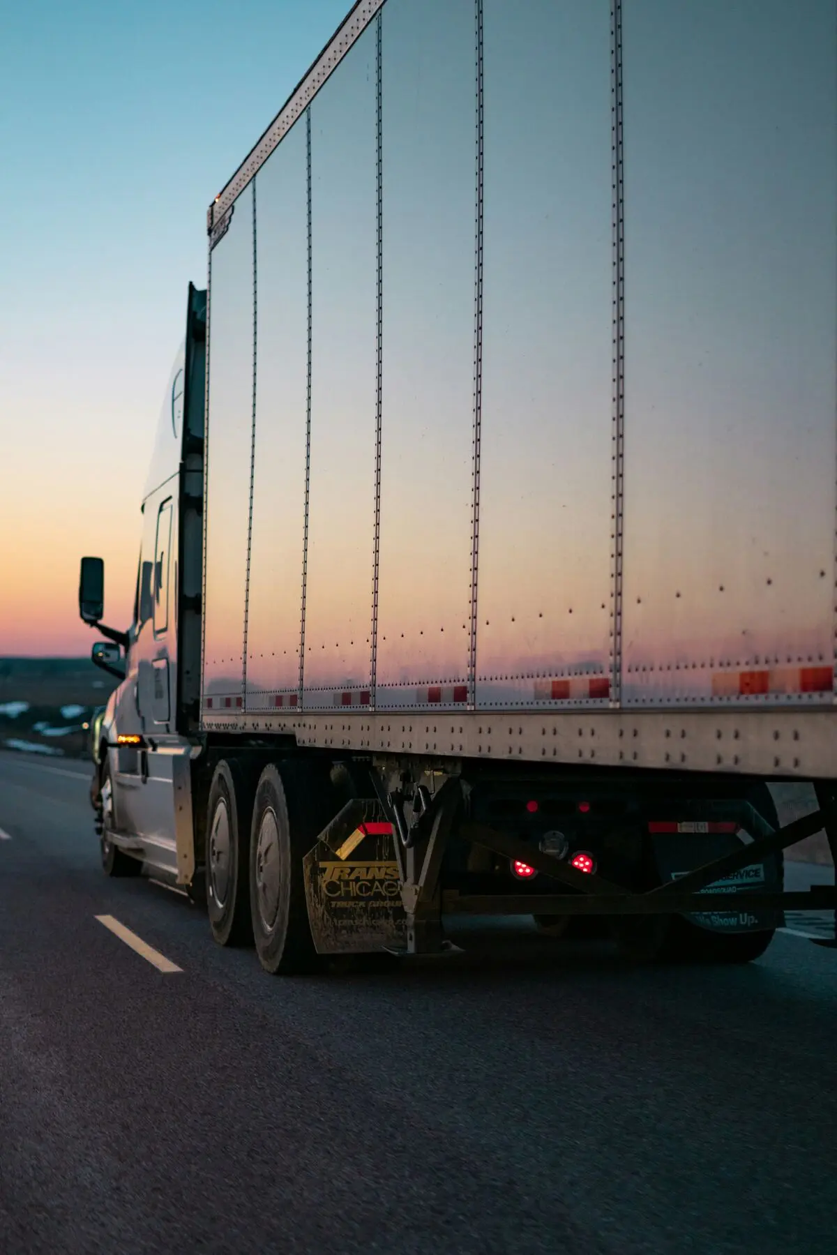 Un tráiler en carretera al anochecer