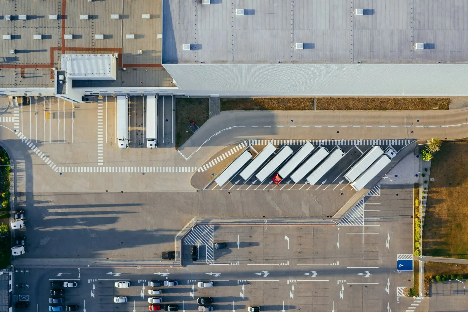 Vista aérea de un muelle de carga con camiones