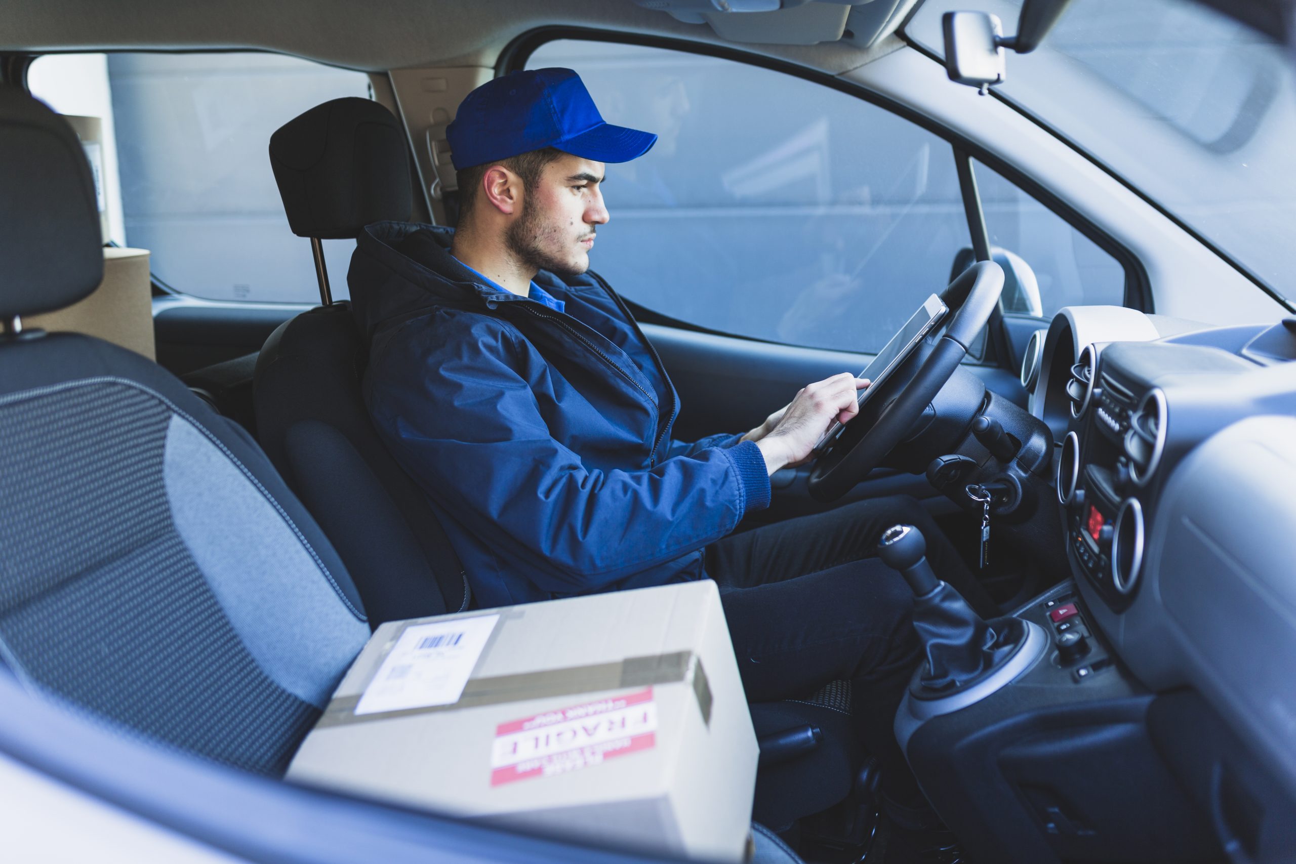 ¿Cómo encontrar empleo como chofer en el sector logístico?